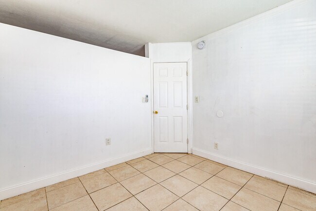 Building Photo - 4051 N Dixie Hwy