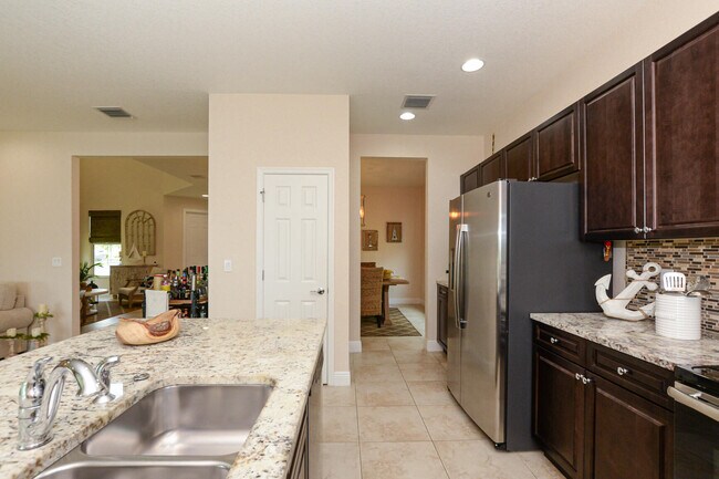Building Photo - 713 NW Leonardo Cir