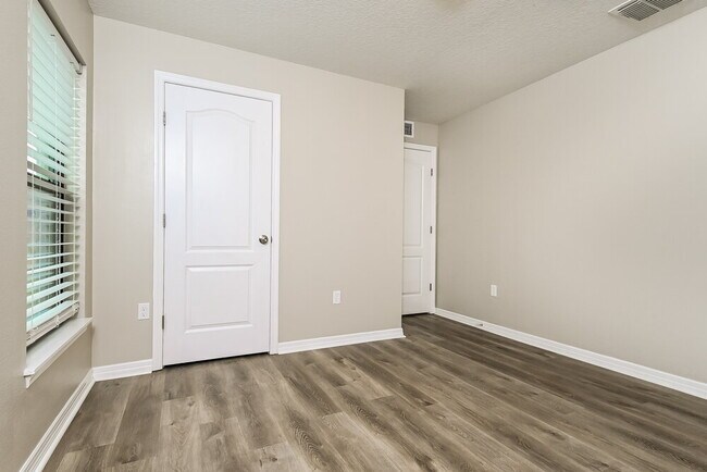 Building Photo - 920 Wynnmere Walk Ave