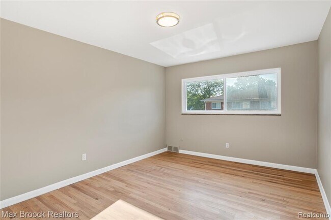 Building Photo - 1909 Gardenia Ave