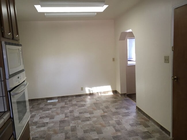 Building Photo - 62 Young Dr