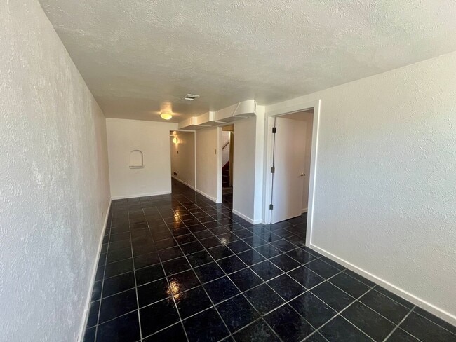 Building Photo - Cozy Garden level 2 bed 1 bath near Centra...