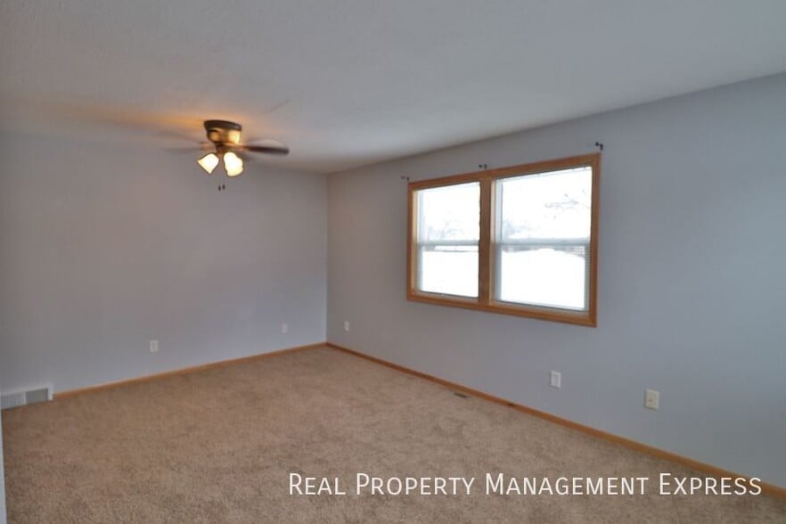 Building Photo - 3 Bedroom Duplex in Eastern Sioux Falls!
