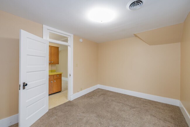 Building Photo - 355 Doty St