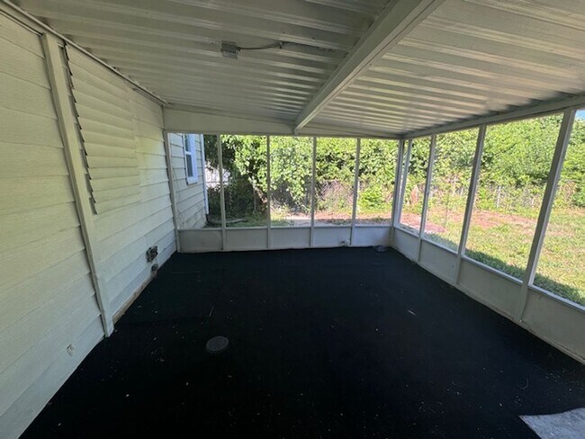 Building Photo - Lovely 2 Bedroom / 1 Bath for Rent - Section 8 Welcome