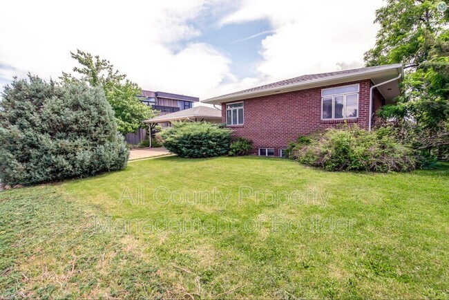 Building Photo - 2360 Balsam Dr