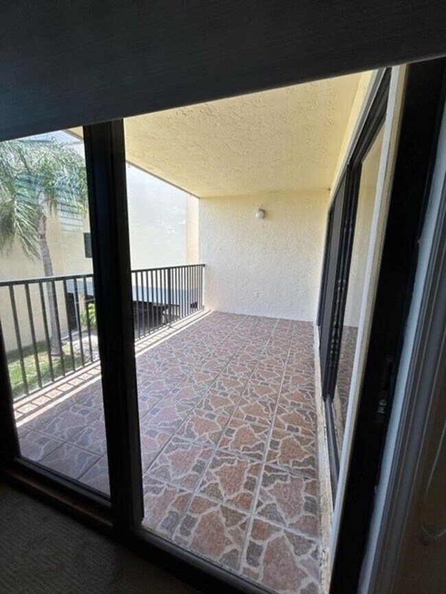 Building Photo - Venice, FL MACARTHUR BEACH Gated Comm. 2/2...