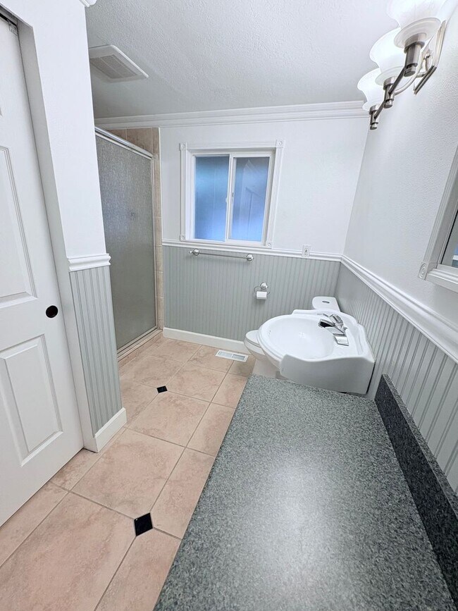 Building Photo - Charming 5-Bedroom Home in Prime Ballard Location!