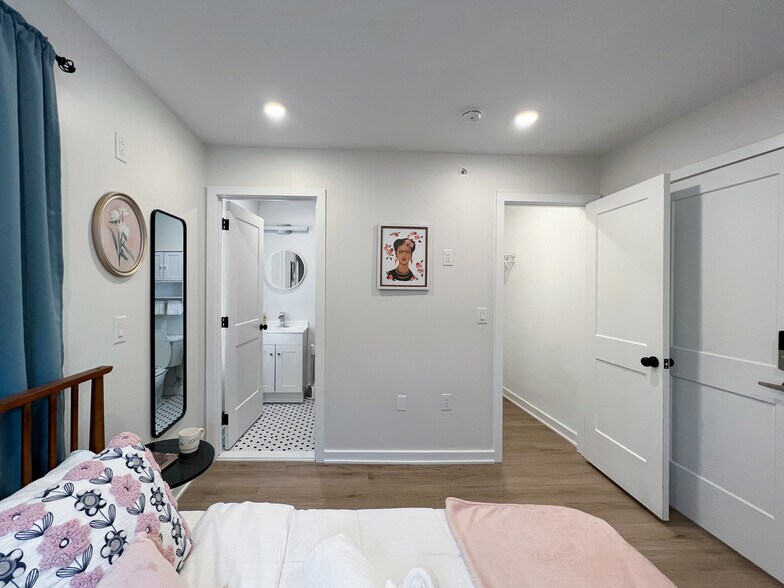 Bedroom 301 - 3814 Hamilton St