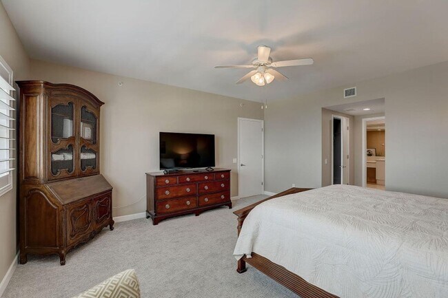 Building Photo - 2650 Lake Shore Dr