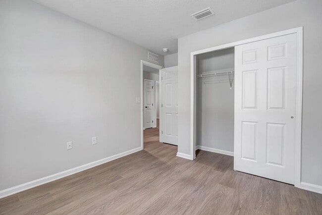 Building Photo - 5460 Amazon Ave
