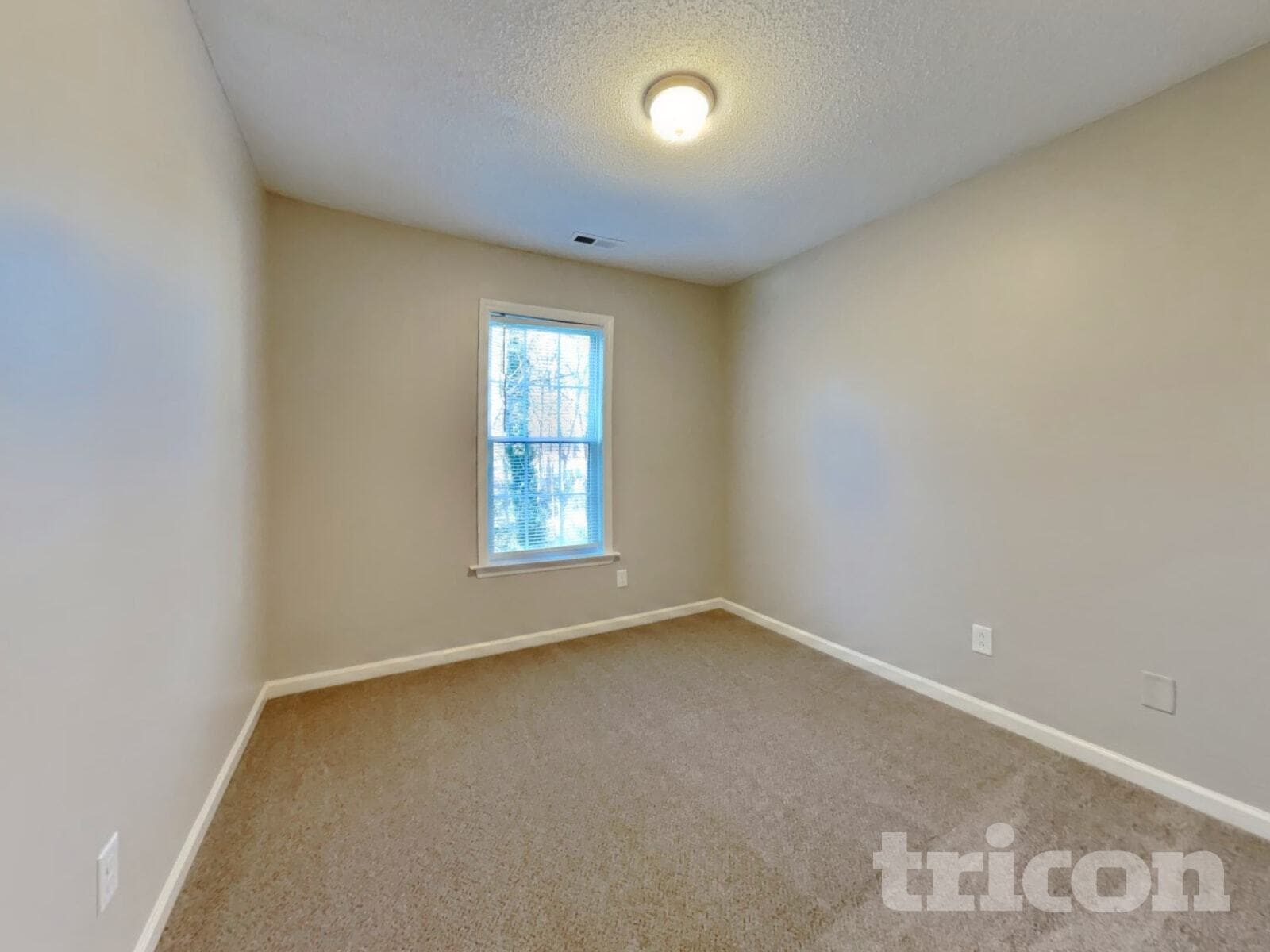 Building Photo - 4409 Woodlawn Dr