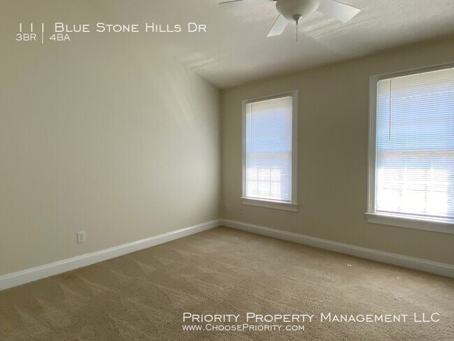 Building Photo - Gorgeous 3 Bed 3.5 Bath End Unit