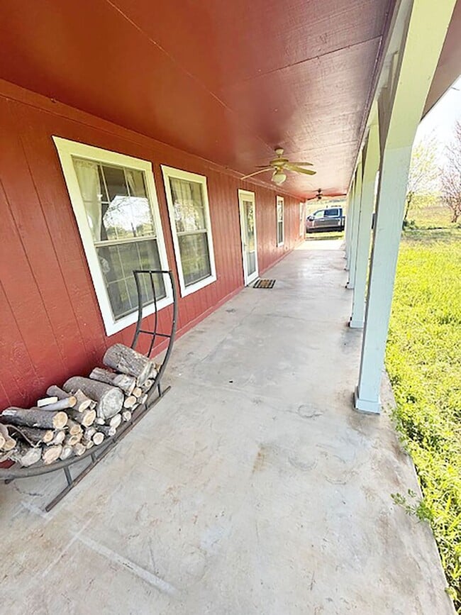Building Photo - Nice 3 Bdrm 2 Bath Home in Decatur Texas
