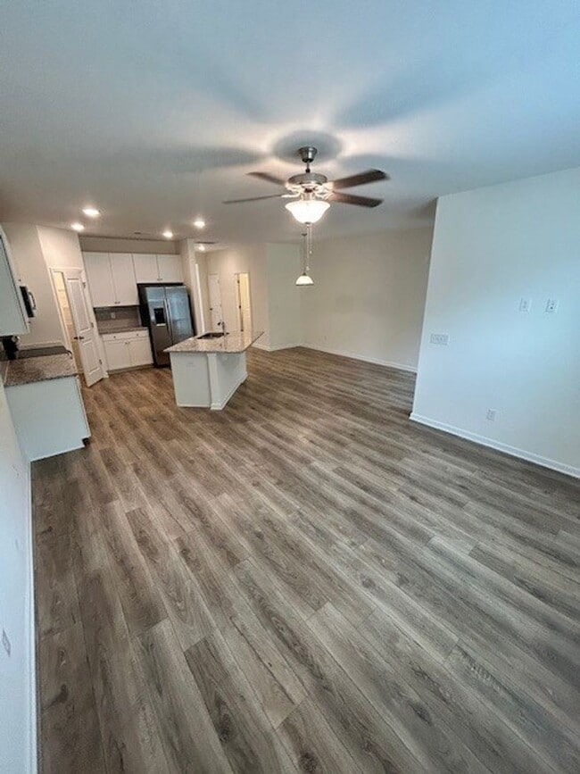 Building Photo - FREE RENT - $1000 Off First Month's Rent! ...
