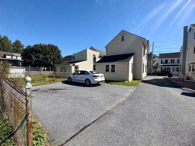 Building Photo - 3 Bedroom 1.5 Bathroom Available in Manheim!