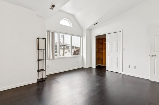 Building Photo - 16 Byington Pl