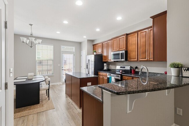 Building Photo - Stylish 3bd 3.5bath townhome for rent in the highly desirable Vermillion