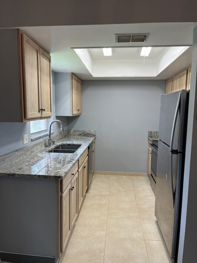 Building Photo - 7628 Rio Pinar Lakes Blvd