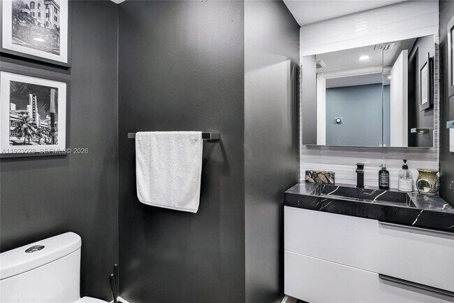 Building Photo - 2555 Collins Ave