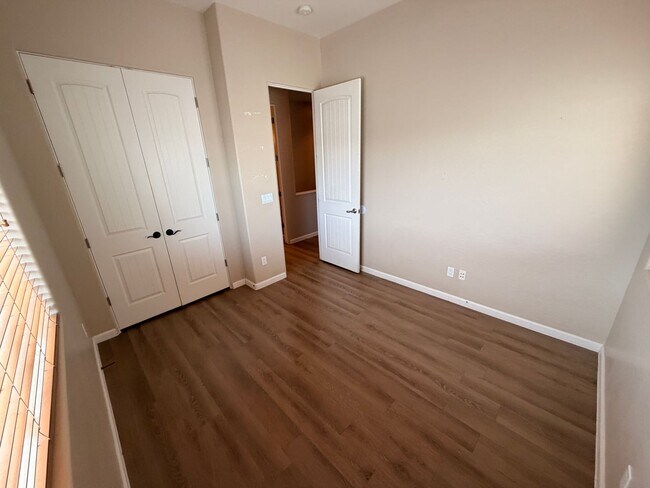 Building Photo - 897 E Roma Ave