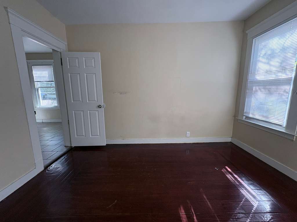 Building Photo - 726 Elm St