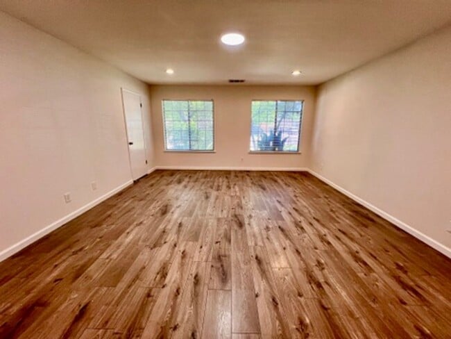 Building Photo - $2,300 Peach & Kings Canyon, 3 Bedroom - S...