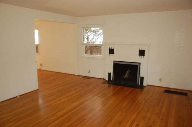 Building Photo - 2927 Lomita Rd