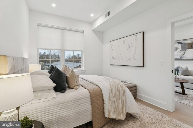 Building Photo - 30 W Allens Ln