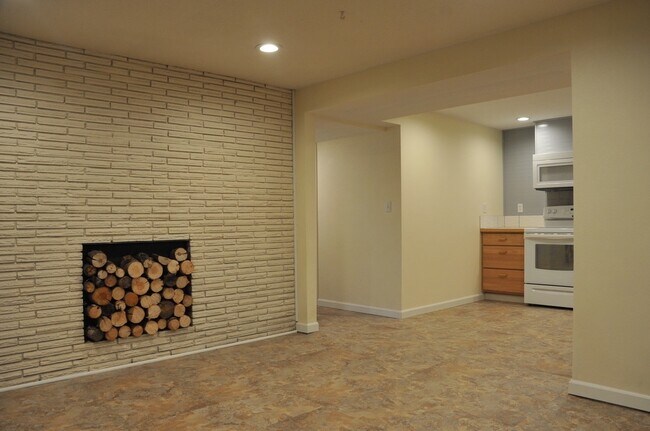 Building Photo - Basement Apartment, 2 bed 1 bath close to Food Trucks on Best