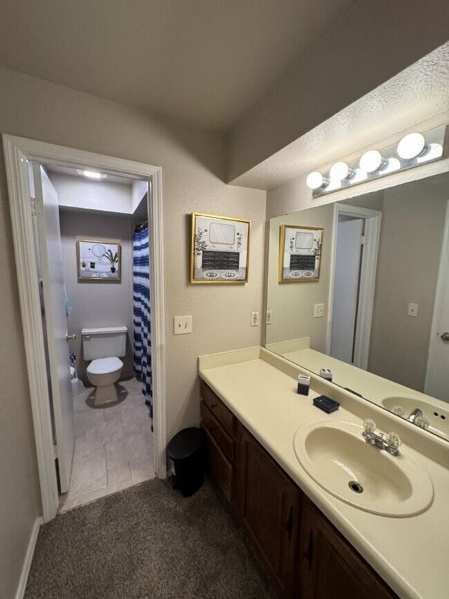 Building Photo - 3-bedroom Condo in Quail Springs area, fully furnished! You only pay Electric and Internet!