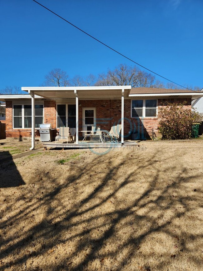 Building Photo - 3BR 2BA Great family home with Carport and...