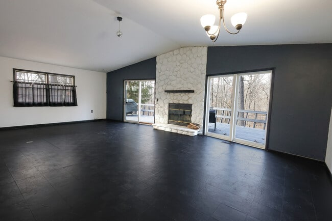 Building Photo - 55 Fairoaks Dr