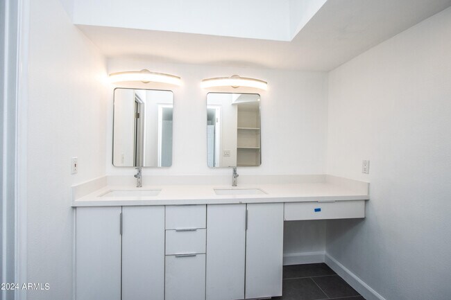 Building Photo - 1052 E Sandpiper Dr