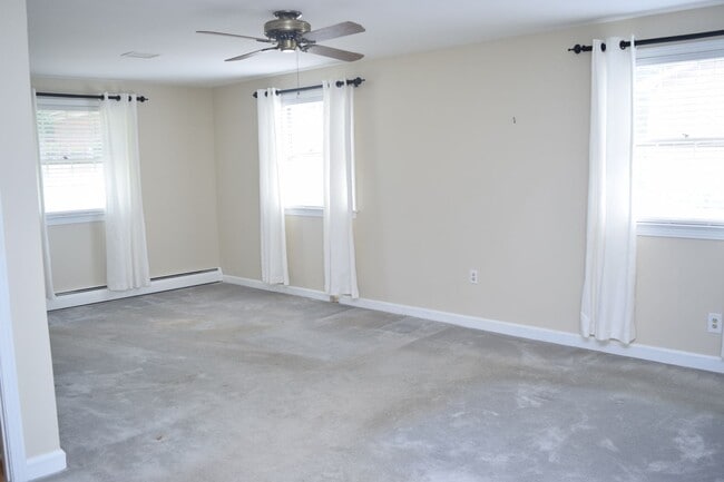 Building Photo - 4 Bed, 3 Bath Well-Located Brick Home in Lake Hickory Country Club For Rent!