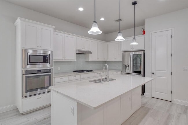 Building Photo - 14921 Iveans Way