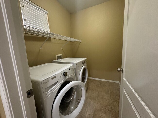 Building Photo - Main level living! 3 bed, 3 bath, 2 car ne...