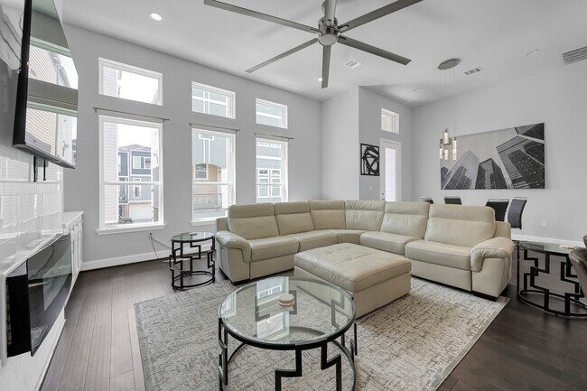 Building Photo - 2116 Oatfield Dr