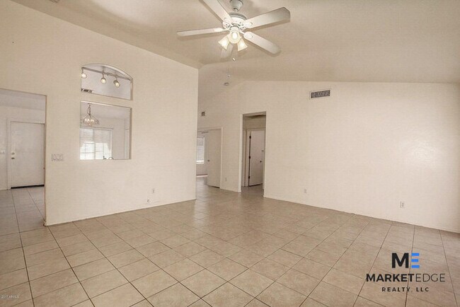 Building Photo - 3Bed/2Bath Home at Lower Buckeye Rd! JOIN ...
