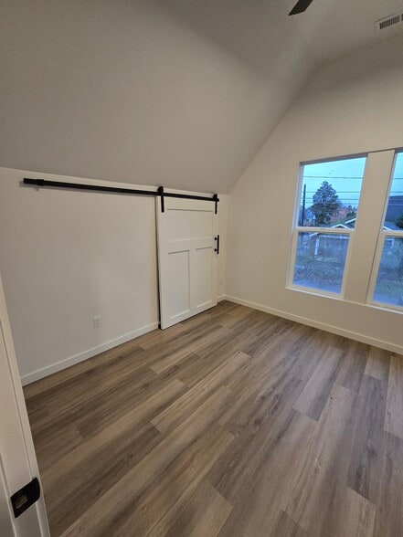 Building Photo - 515 Irving St