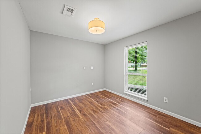 Building Photo - 25802 Maplewood Dr