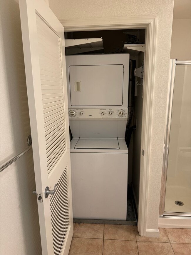 Building Photo - Downtown Oakland Secured access Condo with...