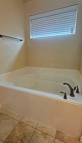 Building Photo - 101 Hummingbird Dr