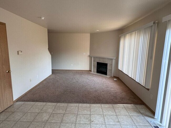 Building Photo - English Ridge 4 bedroom, 2.5 bath two stor...