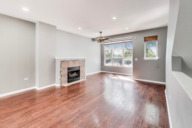 Building Photo - 4524 W Belmont Ave