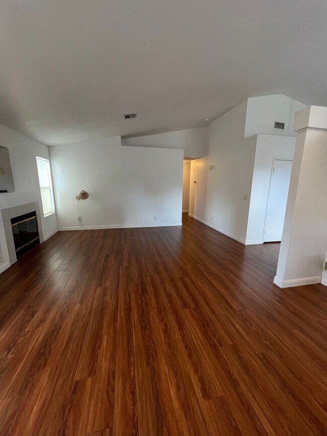 Building Photo - 5911 Golden Sunset Ct
