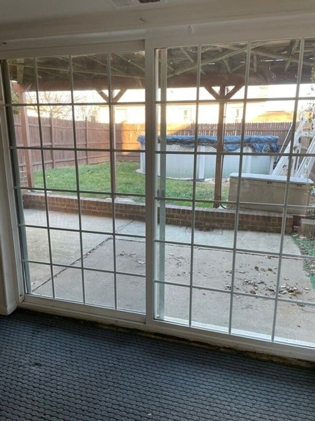 Building Photo - Stunning 6-Bedroom Home with Parking Spot and Large Yard! Available NOW!