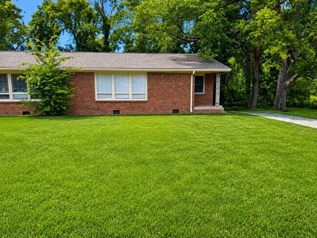 Building Photo - 102 Westlynn Dr