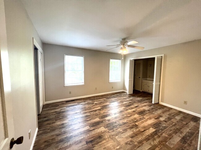 Building Photo - RENT SPECIAL! Just painted, modern gray! Charming end unit town home in Stones Throw. Walking dis...