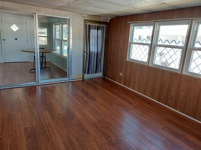 Building Photo - 55+ Community Home in Saralake Estates – 2 Bed / 2 Bath